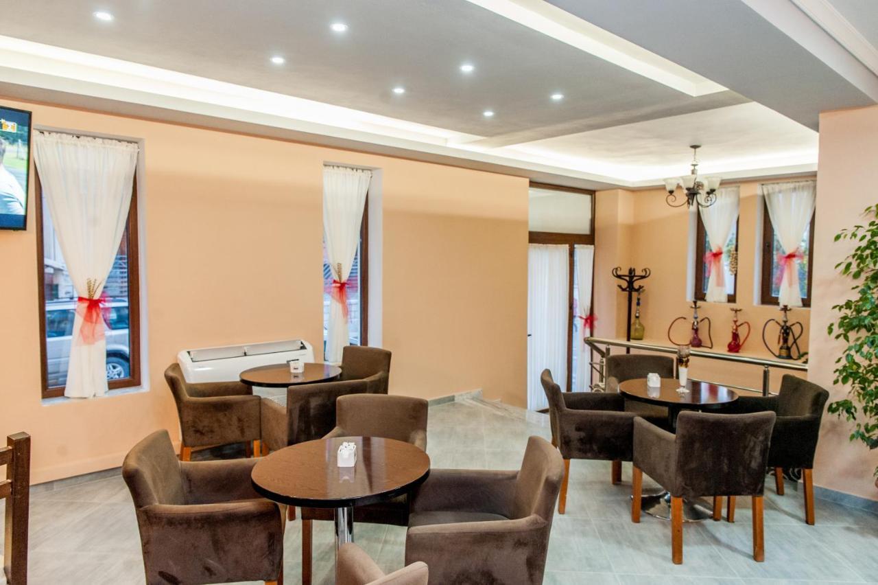 Korcasmilehotel Bagian luar foto